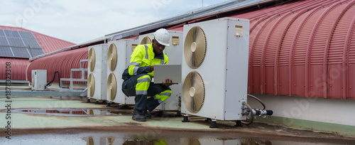 Φωτογραφία Technicians are inspecting the air conditioning and refrigeration systems in a commercial building