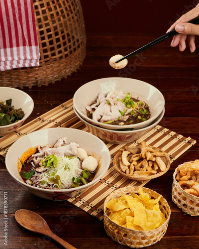 Foto Close-up of Savory Noodles with Chopsticks and Condiment Set