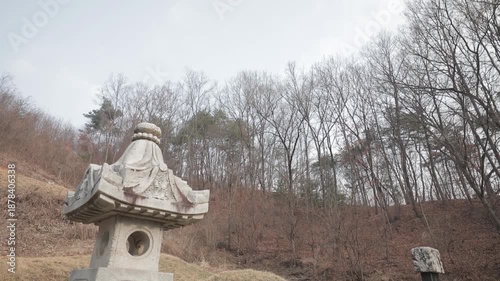 한국의무덤카메라이동(한국+산+꽃다발+추모+비석+잔디+무덤+석등)