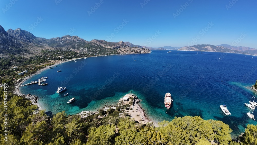 Obraz premium Drone shot of a beautiful bay in Antalya, Turkey. 