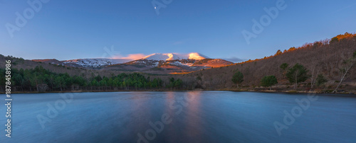 Embalse panorámica Moncayo nevado y Luna