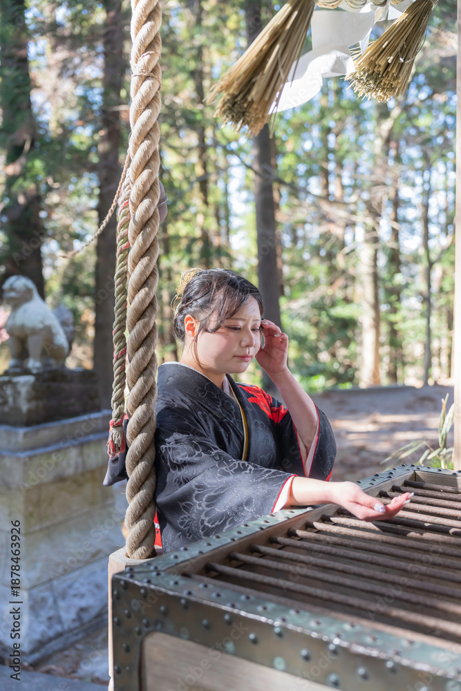 Fototapeta premium 神社でお参りする着物姿の女性