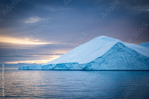 Wallpaper Mural Bootstour durch den Eisfjord bei Ilulissat vorbei an den Eisbergen Torontodigital.ca