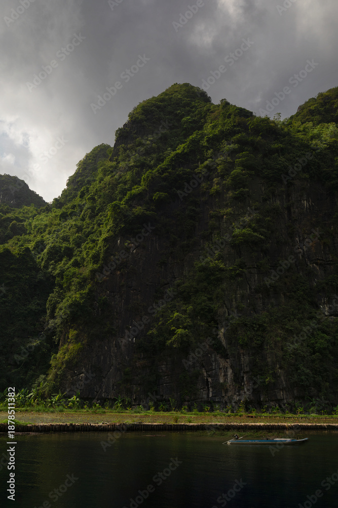 Obraz premium Boat trip Tam Coc river in Ninh Binh, Vietnam