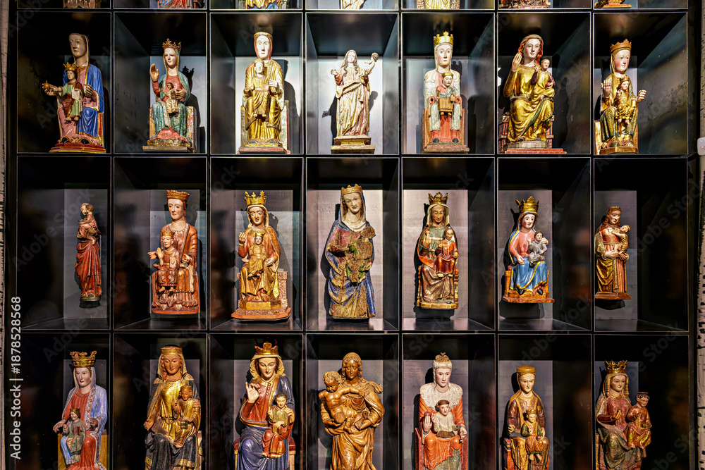 Fototapeta premium Interior of the Cathedral Saint Mary, Catedral Metropolitana de Santa Maria la Real in Pamplona, Navarre, Spain.