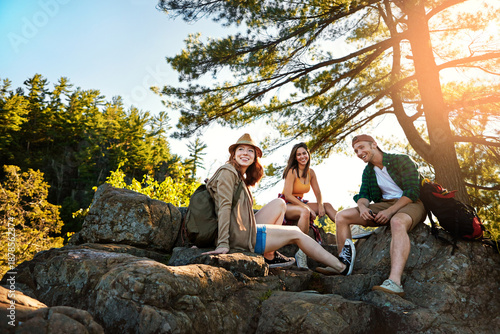 Photos Relax, hiking and rock with friends in nature for mountain explore, adventure and bonding