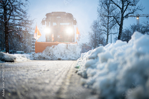 Foto Snow plow clearing snow from winter city street