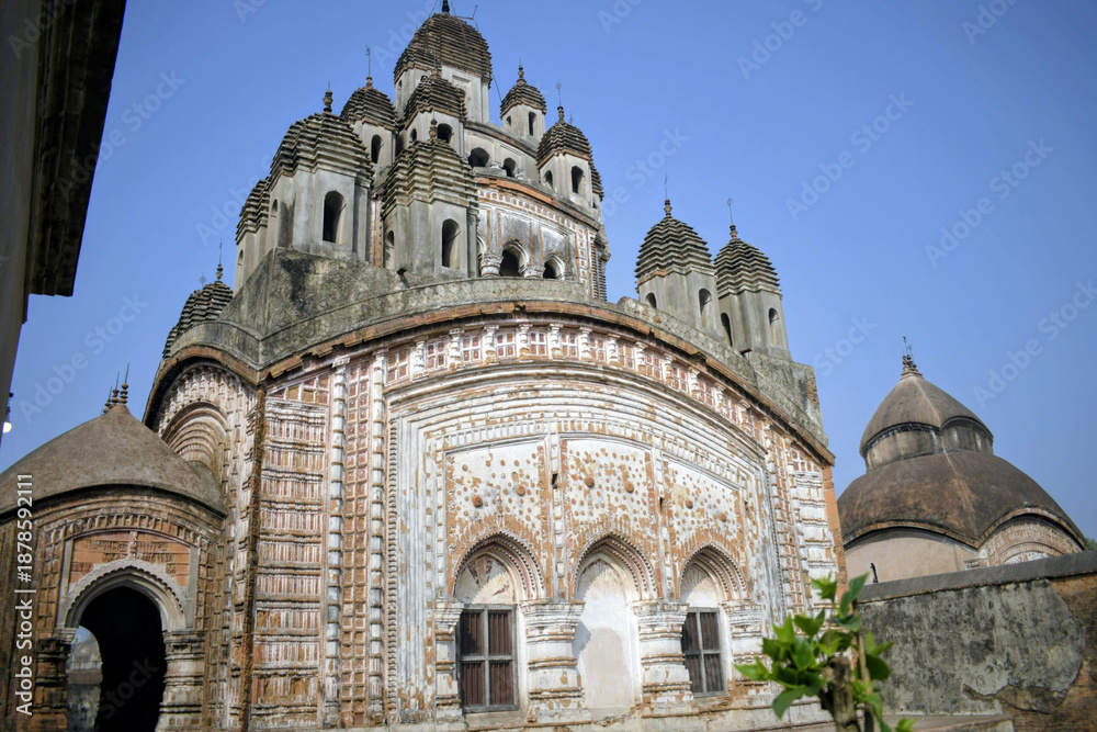 Obraz premium front view of 'krishna chandraji' temple showcasing ornate terracotta work and multiple spires at kalna rajbari complex, west bengal, india