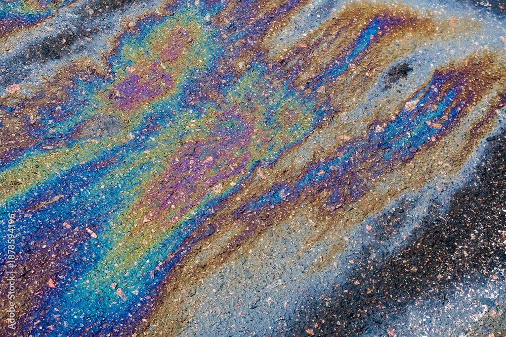 Obraz premium Vibrant Oil Slick on Rain-soaked Streets