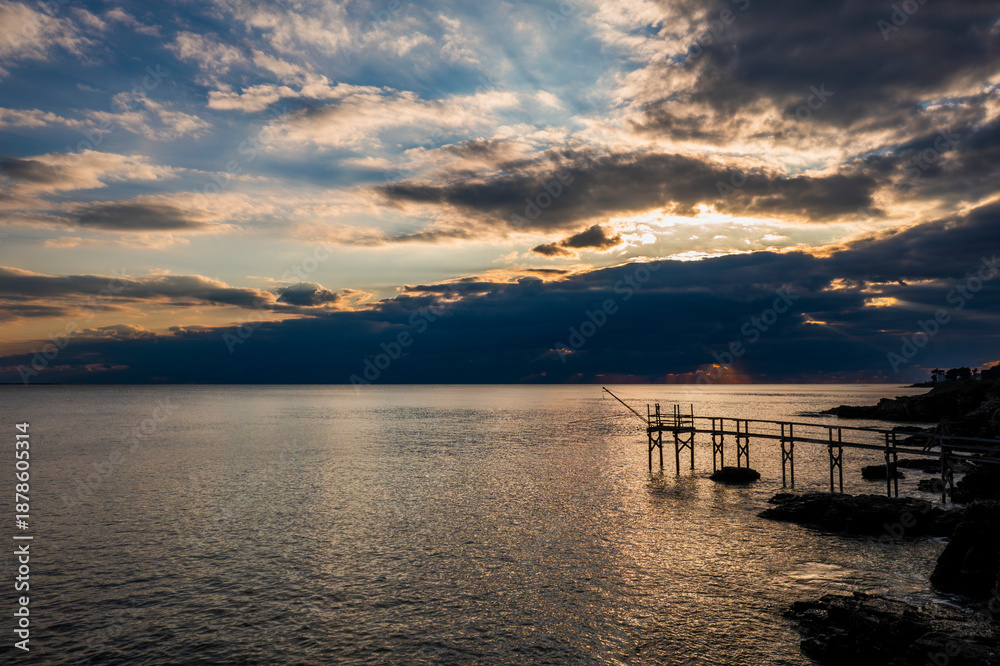 Obraz premium Beautiful fishing cottages on the ocean coast in France.