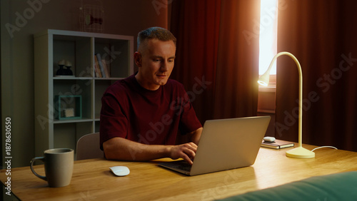 Valokuva Man remote worker get ready work home