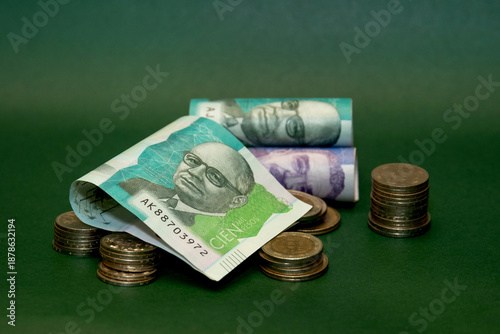 Colombian peso banknotes and coins symbolizing the economy and minimum wage.Close-up of Colombian banknotes and coins, financial planning in Colombia.