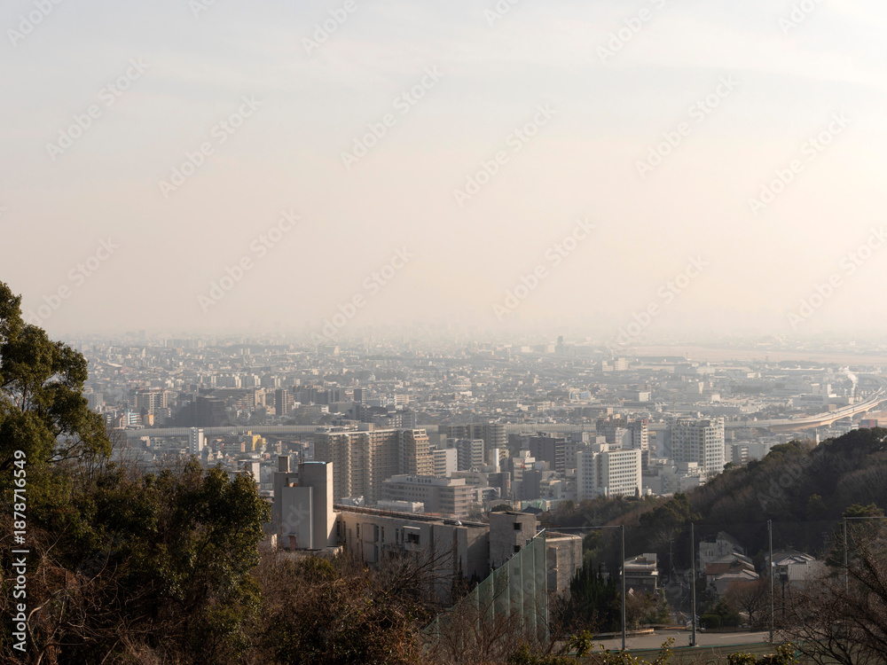 Obraz premium 展望台から見る黄砂に覆われた都市景観