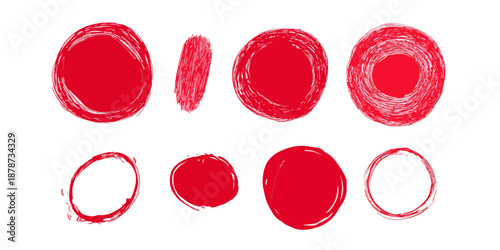 Zestaw ręcznie rysowanych czerwonych plam i kółek z przezroczystym tłem, idealny do projektowania graficznego.