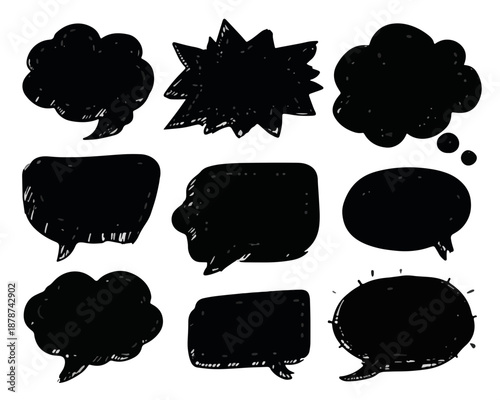 Conjunto de nueve bocadillos de diálogo negros dibujados a mano con textura grunge, ideales para diseño.