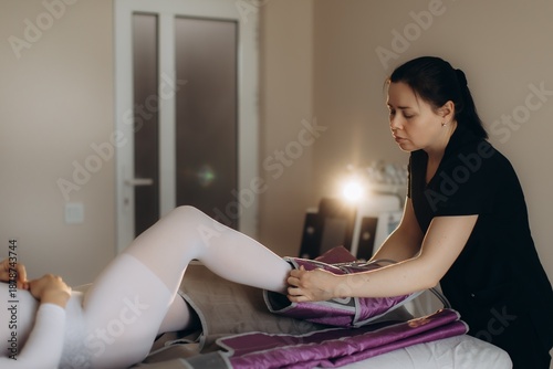 Fotografía Woman receiving pressotherapy lymphatic drainage treatment