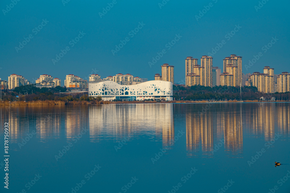 Obraz premium Lakeside city architecture and beautiful scenery