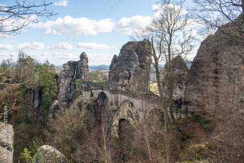 das Bastei-Felsmassiv mit der berühmten Brücke und dem Panoramablick, die majestätische Festung Königstein auf der Spitze des Felsens, die einzigartigen Lichtenhainer Wasserfälle, die Schrammsteinfels