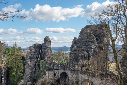 das Bastei-Felsmassiv mit der berühmten Brücke und dem Panoramablick, die majestätische Festung Königstein auf der Spitze des Felsens, die einzigartigen Lichtenhainer Wasserfälle, die Schrammsteinfels