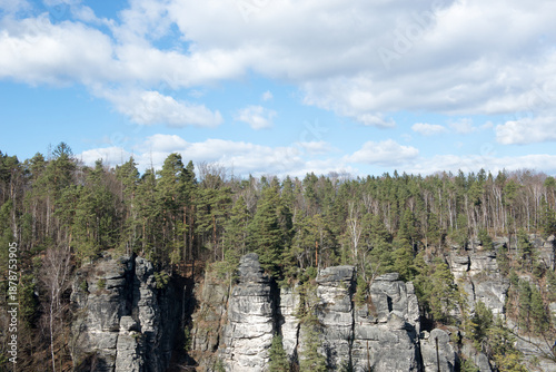 das Bastei-Felsmassiv mit der berühmten Brücke und dem Panoramablick, die majestätische Festung Königstein auf der Spitze des Felsens, die einzigartigen Lichtenhainer Wasserfälle, die Schrammsteinfels