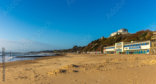 Canvas-taulu West Cliff Beach, Bournemouth, UK - December 25th 2025: Seafront buildings facing an empty beach