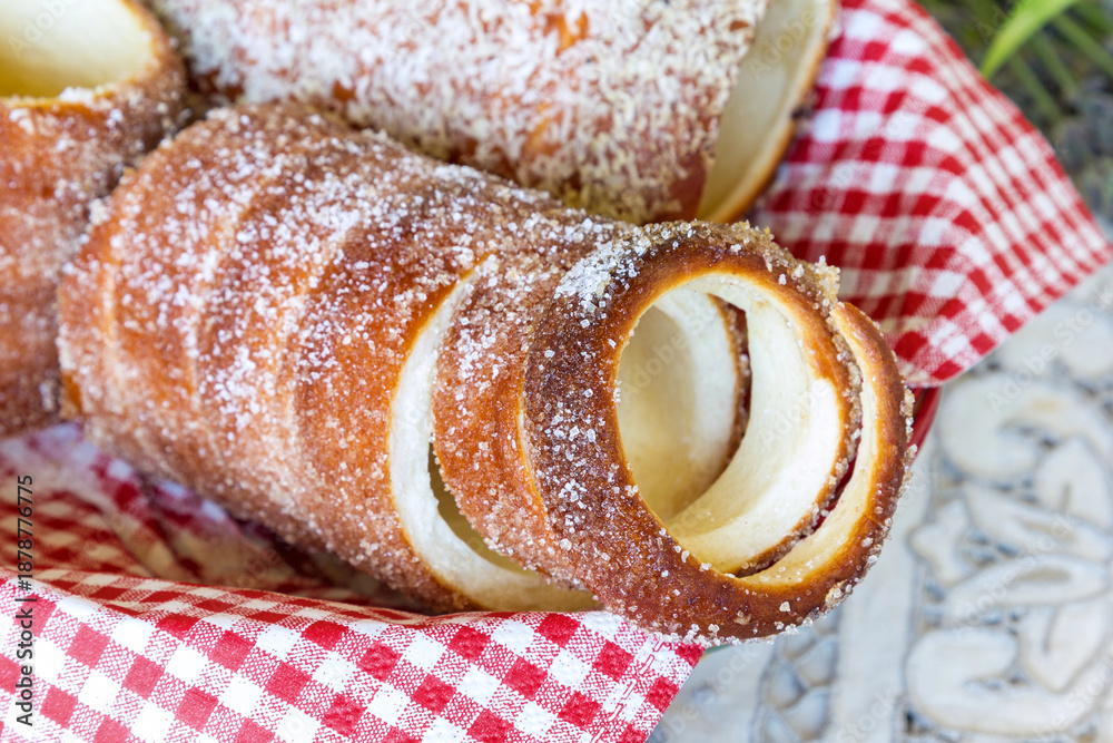 Fototapeta premium Hungarian traditional sweet food Kurtoskalacs, also called chimney cake in basket - macro shot