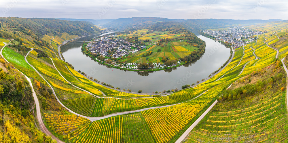 Φωτογραφία Aerial view of the Moselle river loop valley overlooking Wolf and Krov villages in autumn season