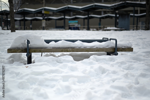 雪に埋もれたベンチ