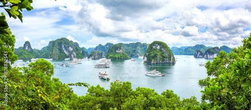 Panel kuchenny z motywem An open water view of the dramatic Ha Long Bay, Vinh Ha Long, a UNESCO World Heritage site