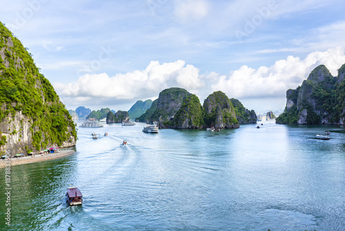 Fotografía An open water view of the dramatic Ha Long Bay, Vinh Ha Long, a UNESCO World Her
