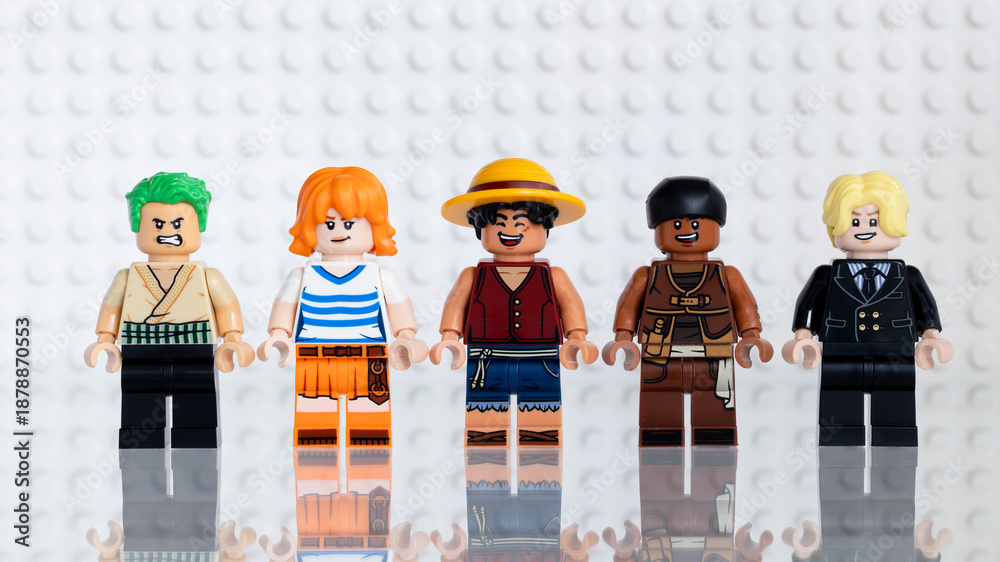 Fototapeta premium Dortmund - Deutschland 14. Januar 2026 Lego Minifiguren Crew von One Piece - Studio Aufnahme