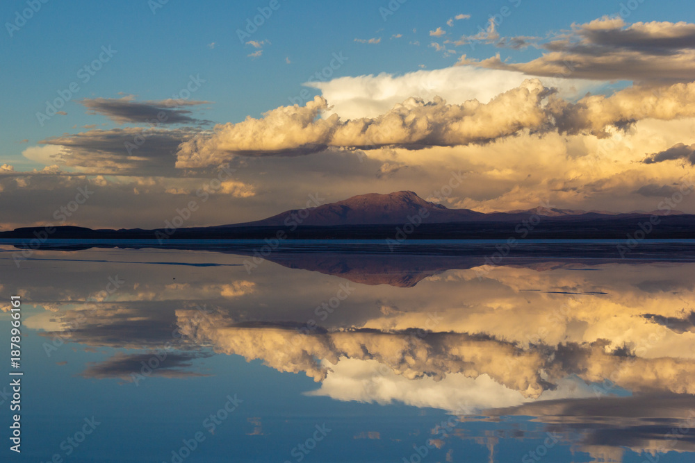 Obraz premium Sunset at the Salar de Uyuni - Potosi, Bolivia 