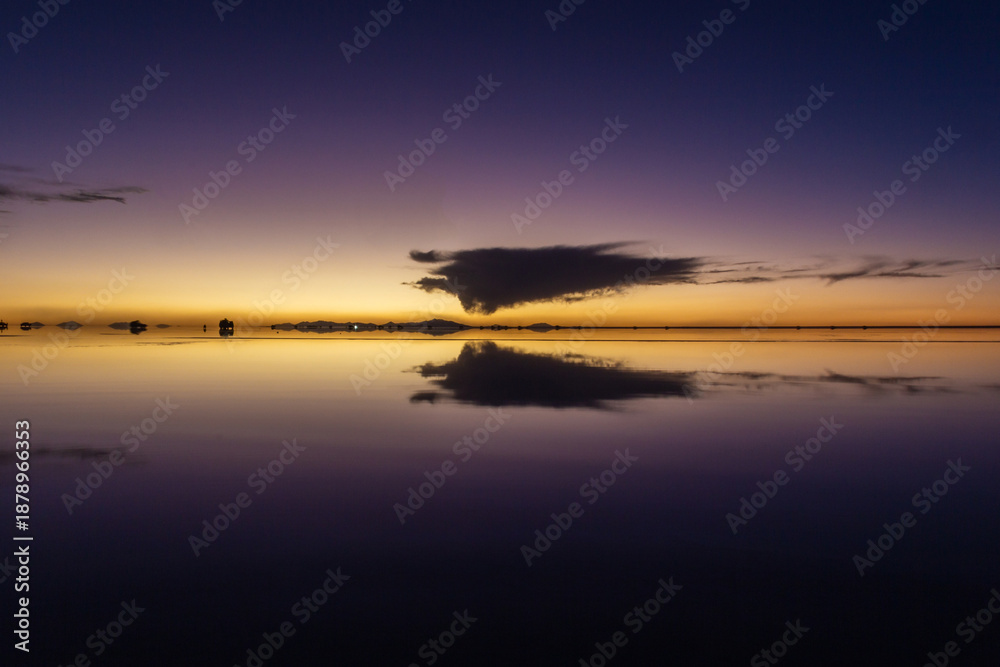 Fototapeta premium Sunset at the Salar de Uyuni - Potosi, Bolivia 