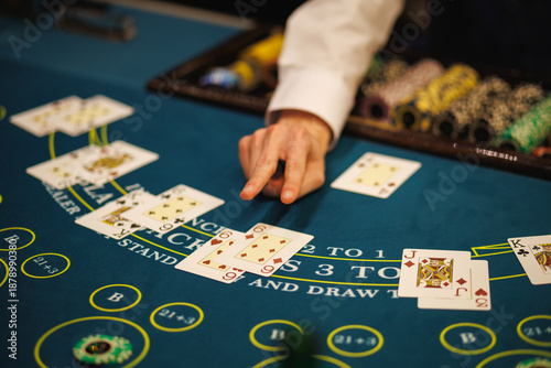 Foto Casino Dealer Dealing Cards at Poker Table with Chips