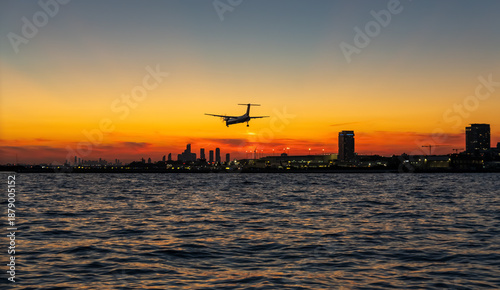 Fotografia Anflug auf den Billy Bishop Toronto City Airport im Rot der untergehenden Sonne