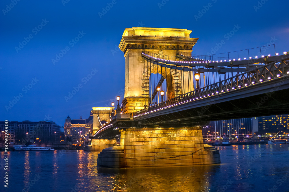 Obraz premium The Chain bridge in Budapest, Hungary