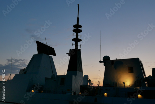 Bilde på lerret silhouette of a warship at sunset