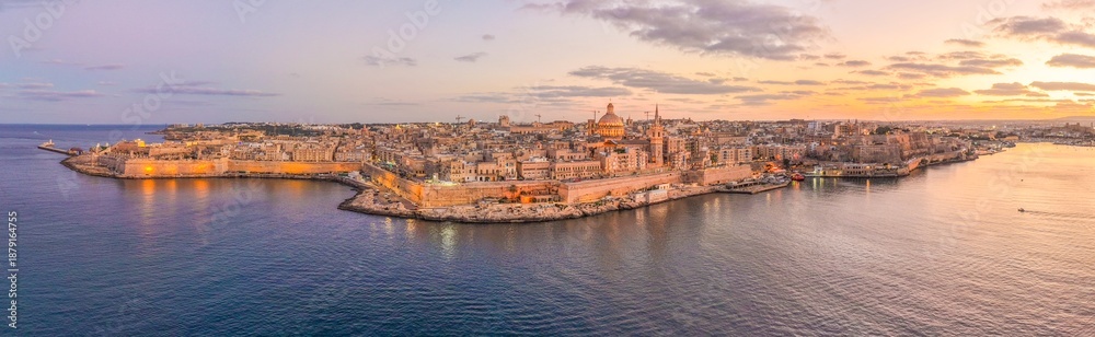 Obraz premium Panoramic photograph of Valletta, Malta, during sunset