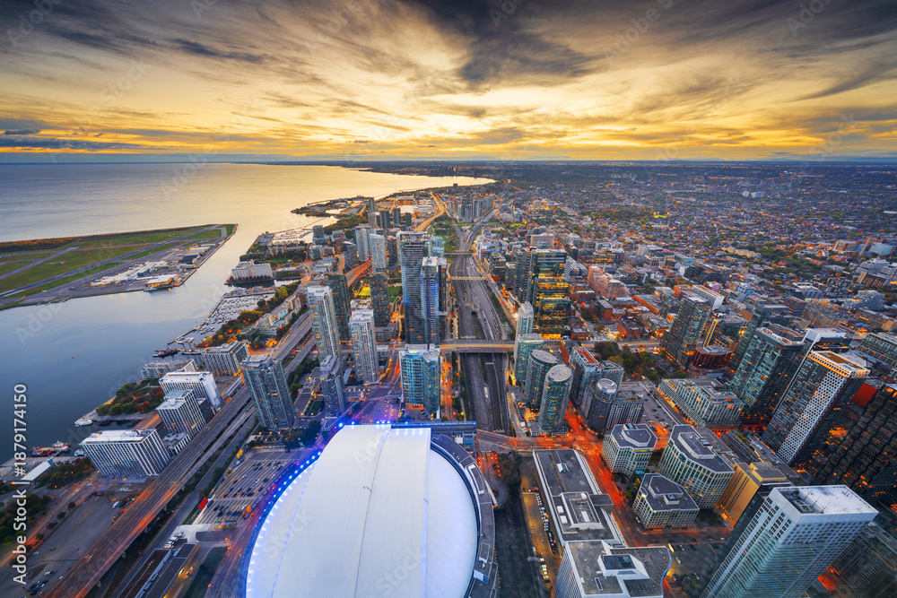 Naklejka premium Toronto, Ontario, Canada Cityscape at Dusk