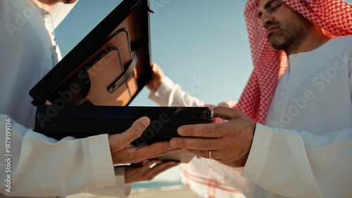 Cuadro en lienzo Sheiks Opening The Mysterious Black Briefcase