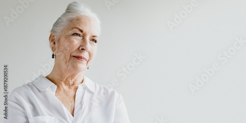 Photos Elegant elderly woman in white
