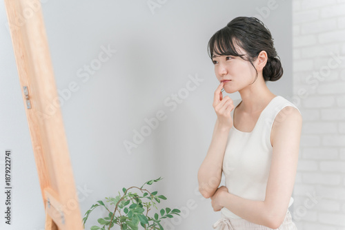 Foto Asian woman looking in the mirror suffering from chapped lips, herpes and mouth