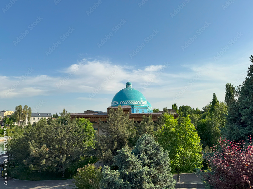Obraz premium Traditional turquoise dome of a cultural building