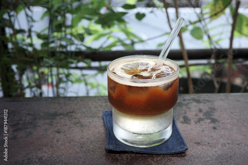 Valokuva cold layered bumble coffee with tonic water and lemon slice
