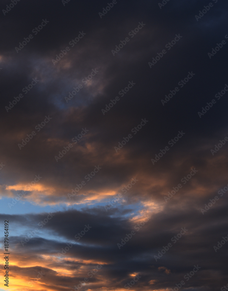 Obraz premium Sunset against the clouds