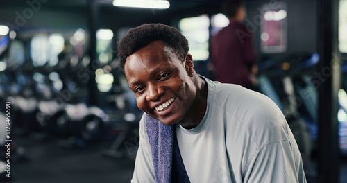 Foto Portrait, man and sweating in gym with smile, complete exercise or finish intense workout for wellness