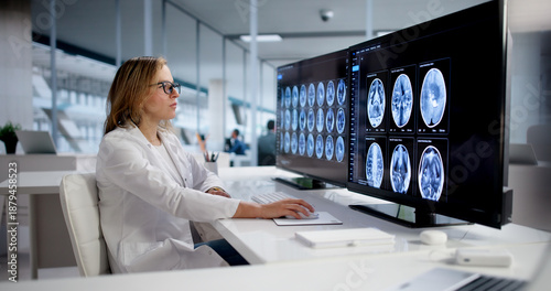 Fotografie Female Neurology And Radiology Doctor Studies Brain Scan
