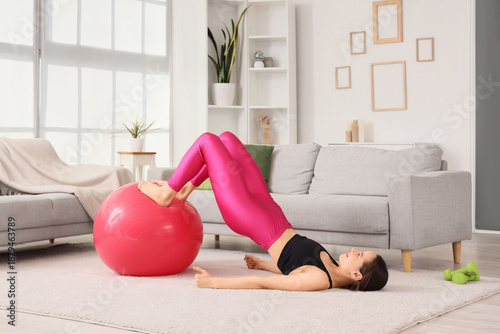 Sporty young woman exercisi...