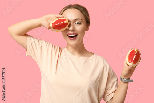 Young woman with grapefruit...