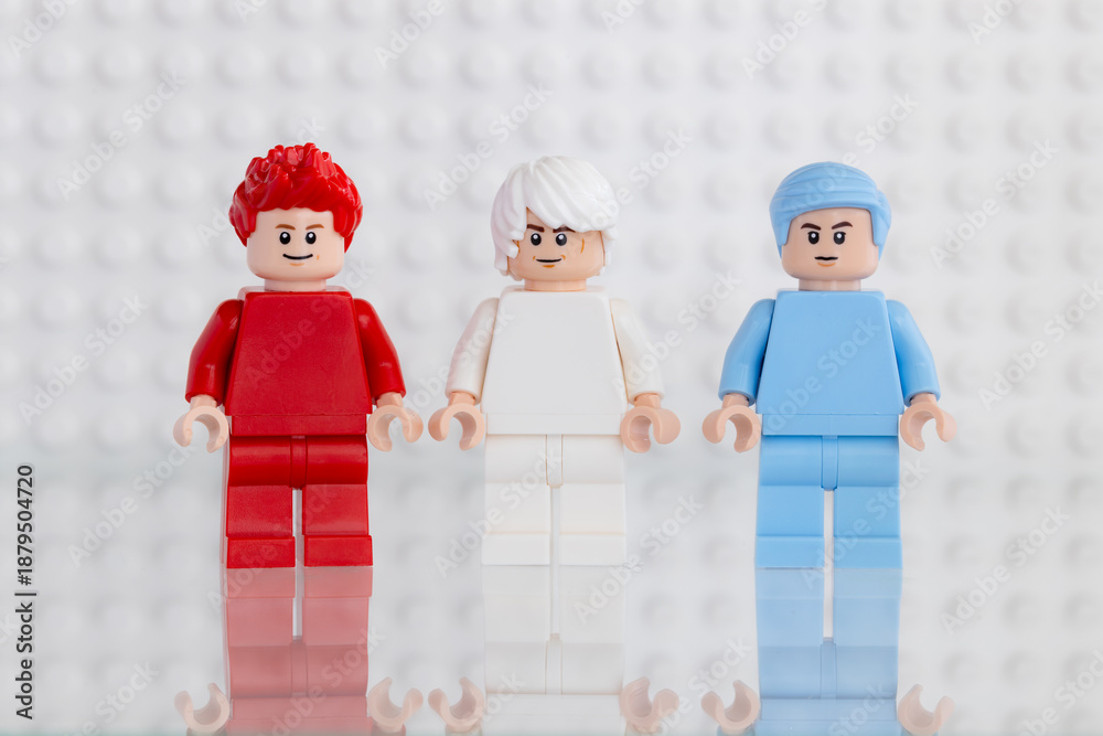Naklejka premium Dortmund - Deutschland 16. Januar 2026 Lego Drei Minifiguren in den Farben rot weiß und blau - Studio Aufnahme